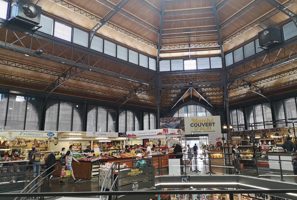 Vue intérieure du marché couvert d'Albi avec la loge de la Ferme de Vers