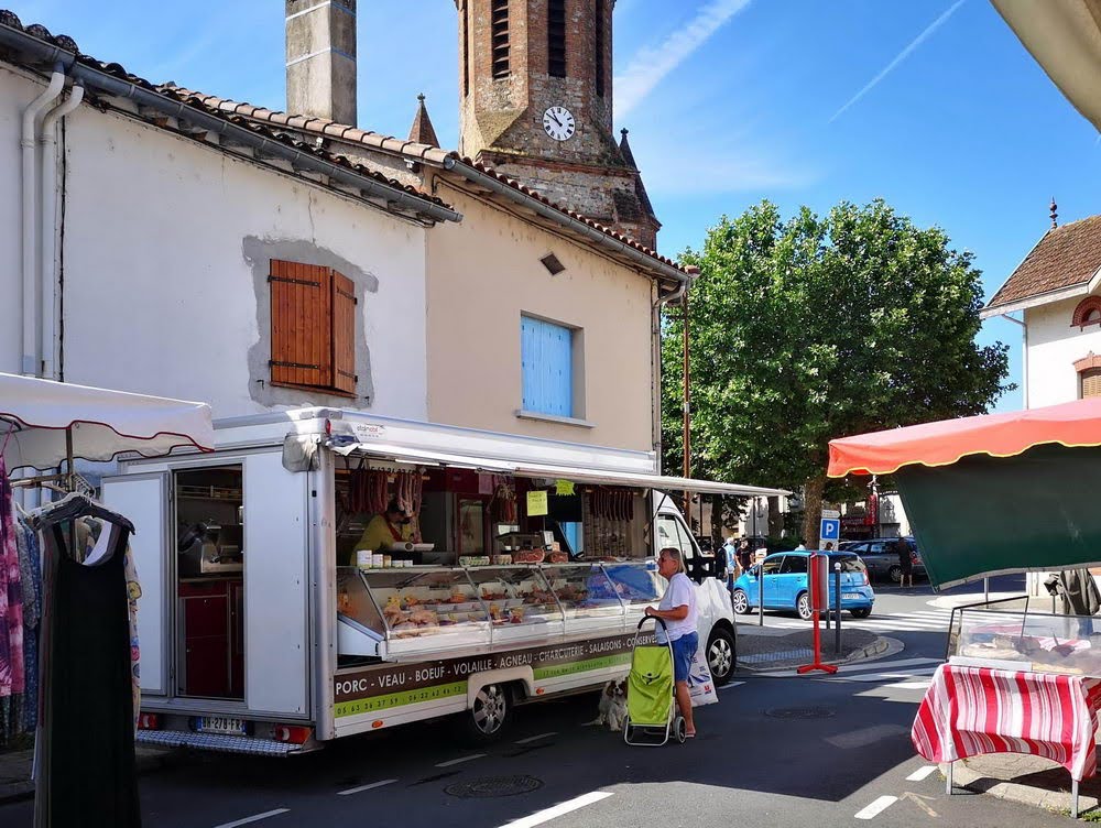 Photo du camion de la ferme de Vers sur le marché de Marssac sur Tarn