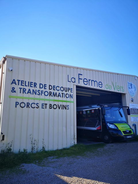 Façade du magasin à la ferme de Vers à Sainte-Gemme (Tarn) : entrée de l'atelier de découpe