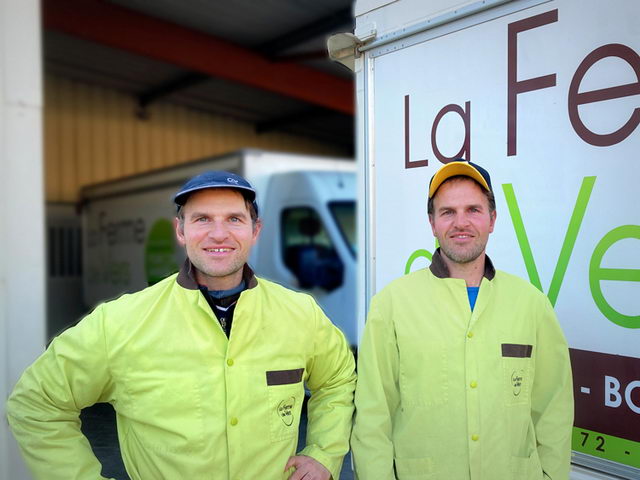 Guillaume et Nicolas Ramouneau devant les camions de la ferme de Vers à retrouver sur les marchés du Tarn